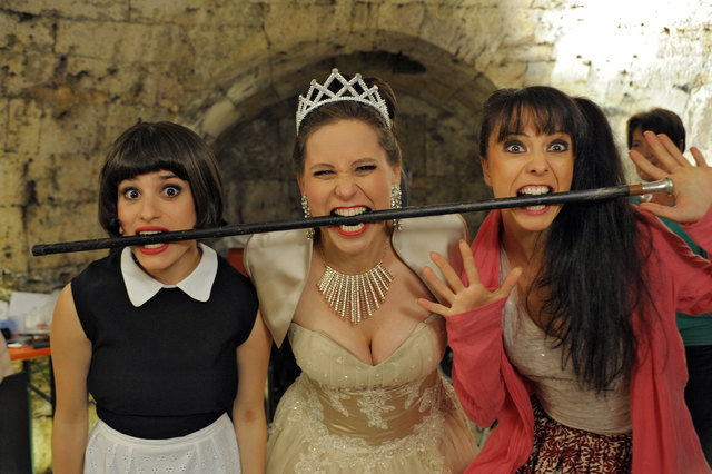 Juliette Khalil von der Musicaltruppe mit der Sängerin und Hauptdarstellerin Anita Götz und Tänzerin Marina Zimmermann während der Pause beim sinnbefreiten Biss in einen Gehstock. | Foto: W. Mayer