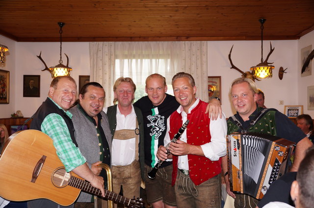 Beim Schwammerlwirt  bei Johann Teubenbacher (3.v.li.) spielten die Edlseer gemeinsam mit Harry Prünster (li.) auf.