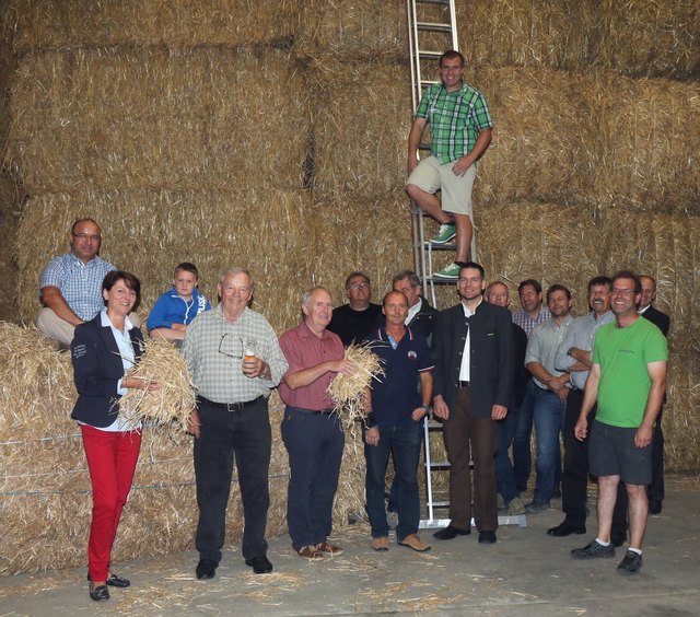 Das Projektteam des Strohheizwerks bestehend aus den Strohlieferanten, der Firma Maschinenring, der Raiffeisen Marchfeld Mitte sowie dem EVN Team vor einem Teil der Strohernte in der Biomasseanlage Gänserndorf. | Foto: EVN/Zak