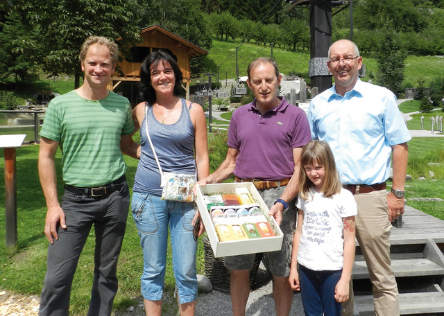 Stefan (li.) und Michael Unterweger (re.) gratulierten Familie Trabucchi-Donghi zum Jubiläumsbesuch. | Foto: Vitalpinum