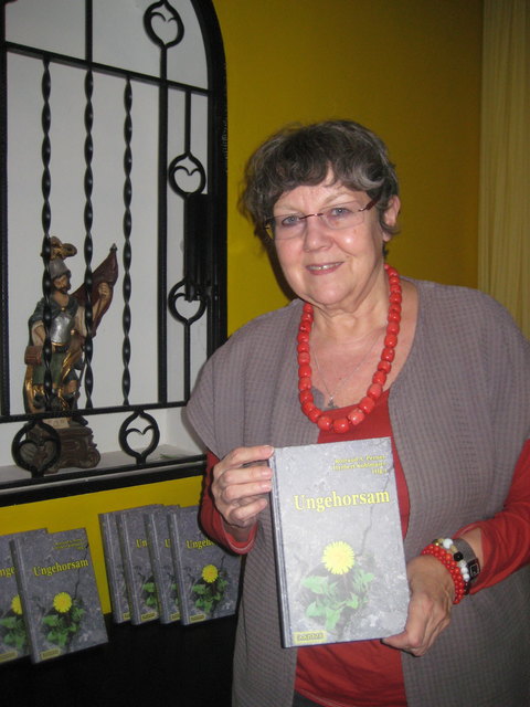 Rotraud Perner mit ihrem Buch "Ungehorsam". Demnächst erscheint ihr  48. Buch „Der vergessene Schulwart“