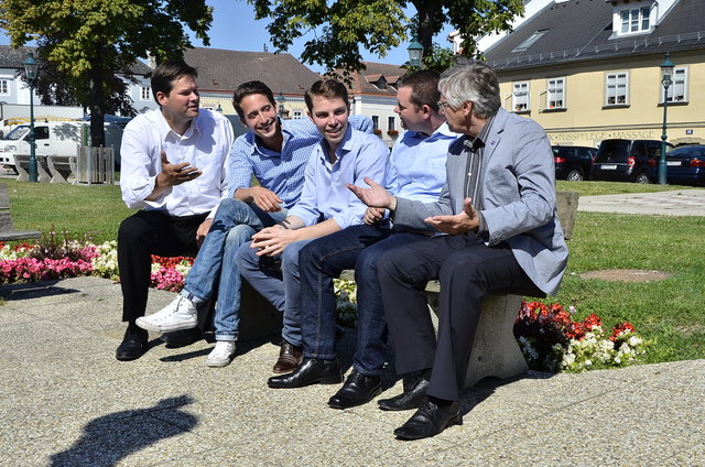 Die Abgeordneten Lukas Mandl (li.) und Willi Eigner (re.) im Gespräch mit den jungen Gemeinderäten Christoph Raz (2.v.li.), Markus Presle (Mi.) und Karl Weiss (2.v.re.) über die NÖ Jugendkarte 1424 | Foto: ÖVP
