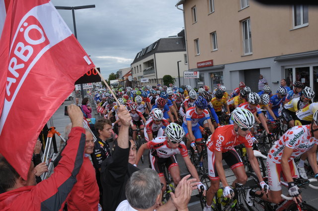 Startfreigabe durch LAbg. Rupert Dworak, dem Bürgermeister der Sportstadt Ternitz, zu den spannenden Rad-Wettkämpfen beim Etappenrennen am 14. August in Ternitz.