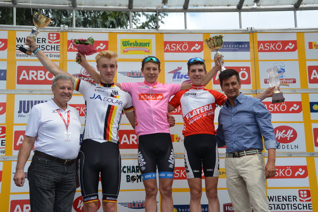 Landesradsport-Präsident Edmund Berlakovich und ASKÖ Burgenland-Präsident Christian Illedits mit den Top 3 der Gesamtwertung: Jonas Rutsch, Jasper Philipsen und Marc Hirschi