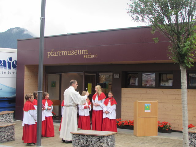 Pfarrer Willi Pfurtscheller nahm die Segnung des neuen Pfarrmuseums vor.
