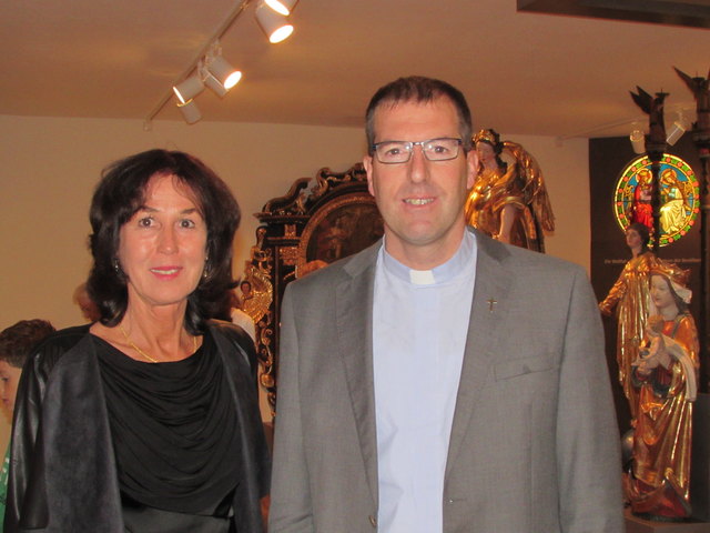 Sylvia Mader und Pfarrer Willi Pfurtscheller können auf das neue Pfarrmuseum in Serfaus stolz sein.
