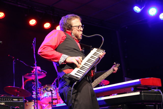 Skurrile Musik mit Spaß verknüpfte Hot Can Luck in Berndorf.