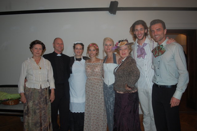 Die Schauspieler Friederike Haas, Christian Roupec, Agnieszka Salamon, Julia Prock-Schauer, Johanna Rieger, Daniela Ilian, Benjamin Vanyek und Robert Ritter