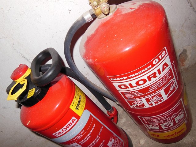 Mit dem Feuerlöscher konnte der Maria Saaler den Brand beim Stromverteilerkasten selbst löschen | Foto: KK