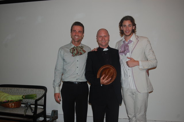 Robert Ritter, Christian Roupek und Benjamin Vanyek, Herren der Gesellschaft mit Pfarrer