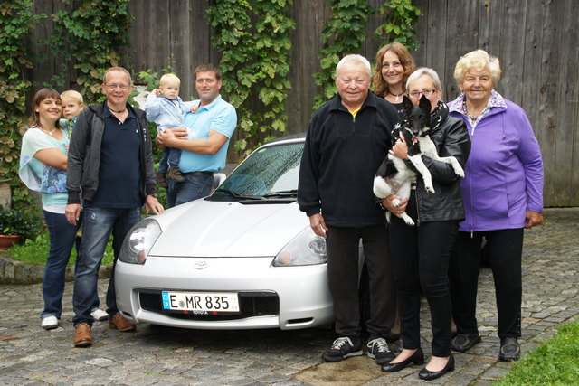 Die Familie Franke (im Vordergrund v.l.n.r) mit Sohn Ulli, Rolf-Dieter und Gisela, dahinter Schwiegertochter Petra mit Franziska Starlinger (r), sowie Ines und Klaus Starlinger ( 2. Reihe l) mit ihren beiden  Kindern Fabio und Matteo sind mittlerweile zu einer "großen Familie" zusammengewachsen.