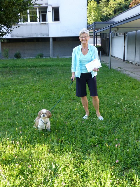 Christine Hillebrand in Begleitung von Momo bei der Verteilung der Fragebögen