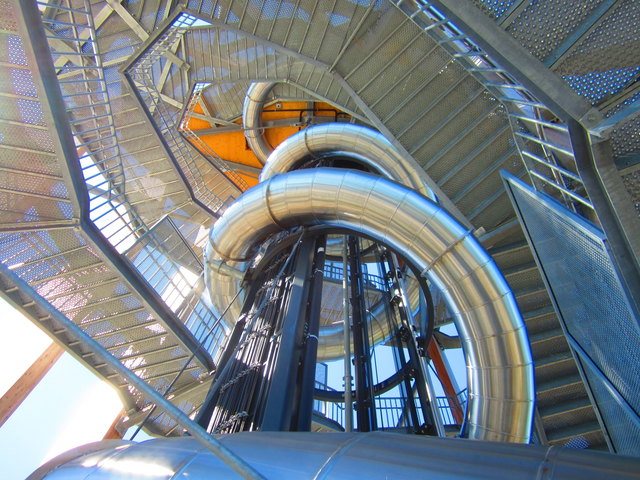 Wie eine Schlange windet sich die Rutsche im Inneren des Turmes abwärts.