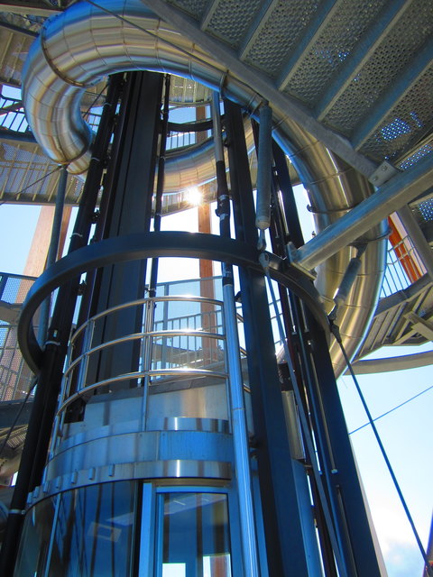 Bequem geht es mit dem Lift auf den Turm.