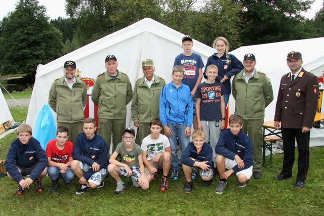Das Jugendteam aus Lasberg mit Bezirkskommandant Josef Bröderbauer (links), Oberbrandrat Franz Seitz (3. von links) und Landes-Feuerwehrjugendreferent Alfred Deschberger (rechts) | Foto: Erwin Summerauer