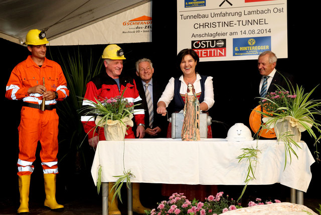 Bürgermeisterin Christine Oberndorfer übernimmt die Patenschaft für den 912 Meter langen Tunnel. | Foto: Land OÖ/Kraml