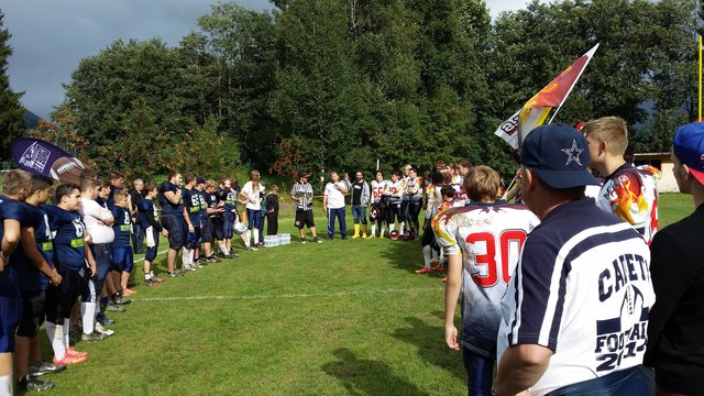 Die Bochum Cadets und die Pingau Devils Juniors bei der Siegererhrung