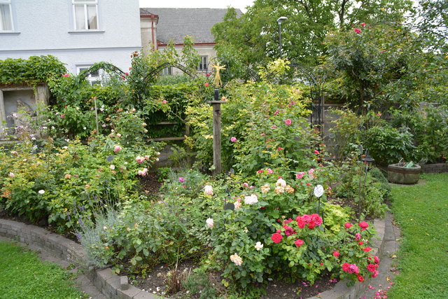 Mit sehr viel Liebe zum Detail hat die Purgstallerin ihre grüne Gartenoase gestaltet. | Foto: Roland Mayr