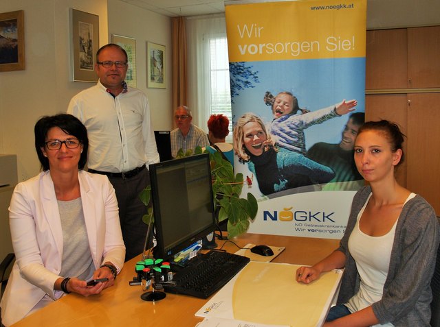 Renate Gruber informiert sich bei Martin Gassner und Denise Wieser von der Niederösterreichischen Gebietskrankenkasse in Scheibbs.