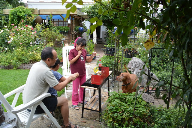 Feriengast Jong-Taek Lee aus Seoul in Südkorea beobachtet die "Grillmeister" Julian und Elina Buxhofer aus den USA. | Foto: Roland Mayr
