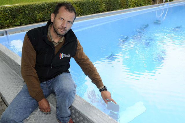 Harald Graus, Leiter der Hall AG Freizeitbetriebe, ist sauer: Das Sprungbecken muss geschlossen bleiben und der Schaden ist enorm. | Foto: ZOOM-Tirol