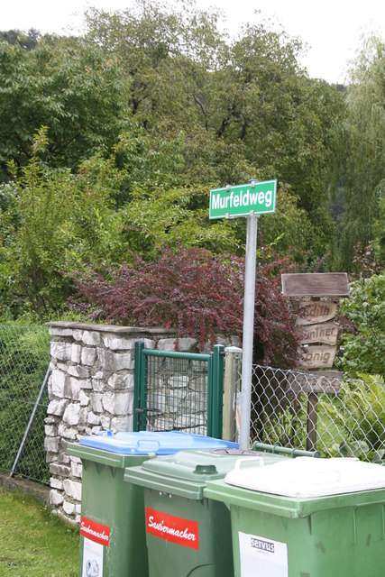 Angefahrene Zäune und Raser gehören zum ärgerlichen Alltag am Murfeldweg.