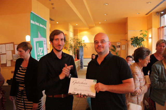 Der Gewinner Stefan Horak (r.) mit seinem Gutschein für die Fotoreise nach Venedig mit Eric Berger und Nadja Gusenbauer. Übergeben wurde der Preis von Maximilian Lottmann vom Fotocult Magazin.