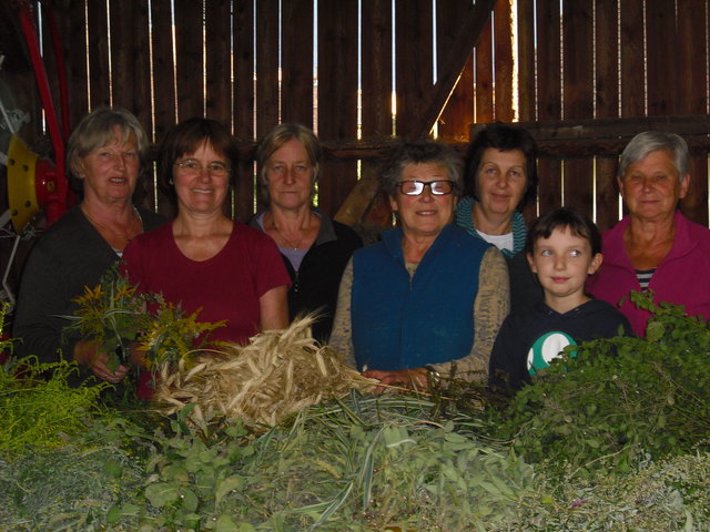 Wie jedes Jahr haben die Bäuerinnen für das Fest Maria Himmelfahrt Kräutersträuße gebunden und sie  an die Besucher des Festgottesdienstes in der Peter und Paul Kirche verteilt.