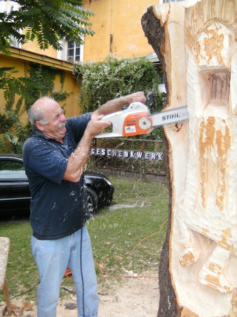 Mit der Kreissäge geht Franco Maschio zu Werke