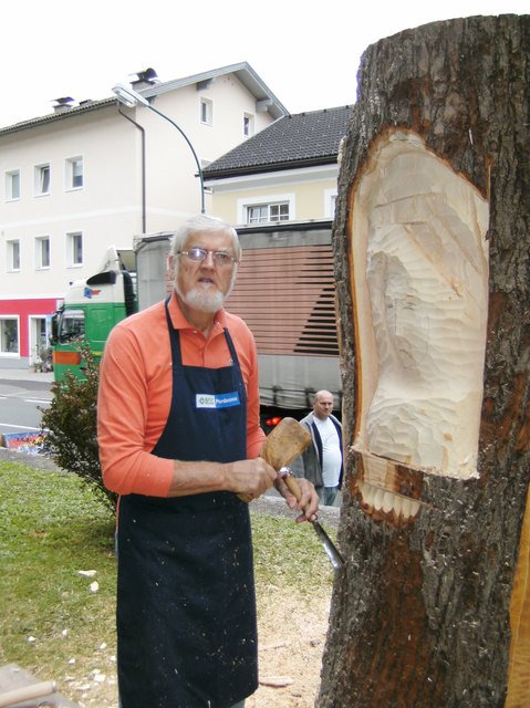 Filigraner kann Emilio Verziagi mit Beitel und Holzhammer schnitzen