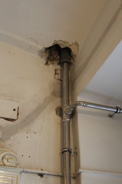 Die Gasleitung wurde außerhalb der Wand verlegt und teilweise nicht wieder richtig verschlossen.