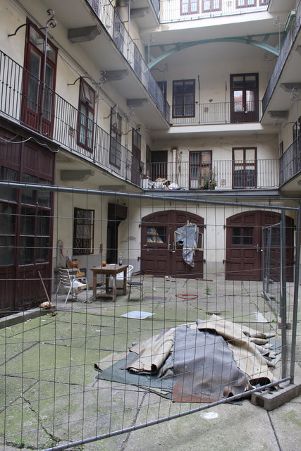 Der Innenhof des denkmalgeschützten Barockhauses gleicht einer Müllhalde.