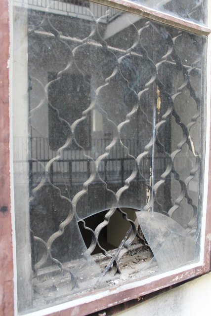 Durch den Brand in einer Wohnung ist diese Scheibe zerborsten.