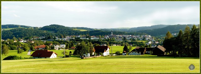 Haslach an der Mühl liegt auf einer Höhe von 531 m ü. A. im Norden des Bezirks Rohrbach im oberen Mühlviertel. Der Markt befindet sich am Zusammenfluss der Großen Mühl und der Steinernen Mühl am Südrand des Böhmerwaldes.