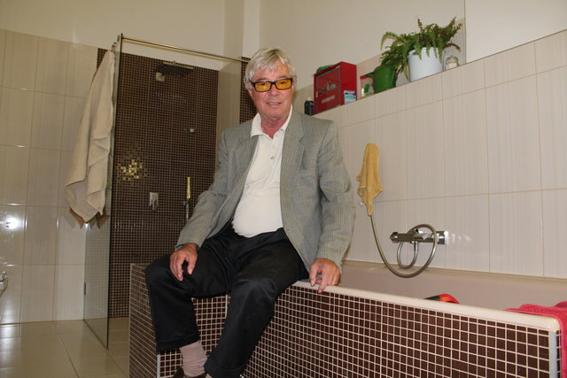 Albin Zuccato in seinem, laut Kündigungsschreiben, vermeintlich unrechtlich eingebauten Badezimmer.