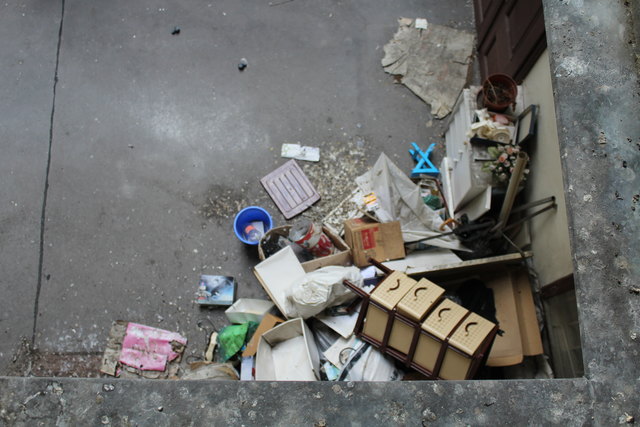 Müllablagerung in der hinteren Ecke des Innenhofs.