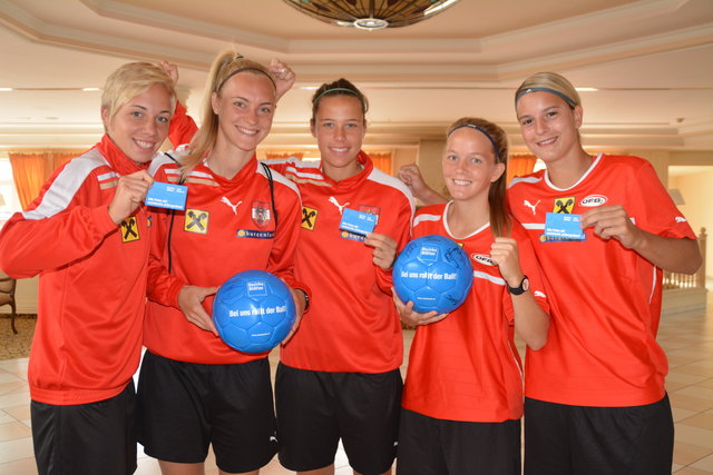 Bei ihnen rollt der Ball: Heike Manhart, Sarah Puntigam, Nici Billa, Jennifer Pöltl und Stefanie Kremener