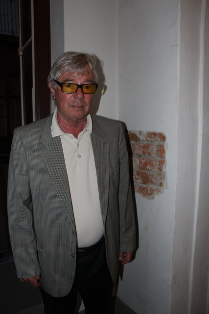 Im gesamten Gebäude finden sich große Löcher in den Wänden.