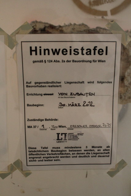 Laut dieser Hinweistafel begannen die Bauarbeiten bereits vor zwei Jahren.