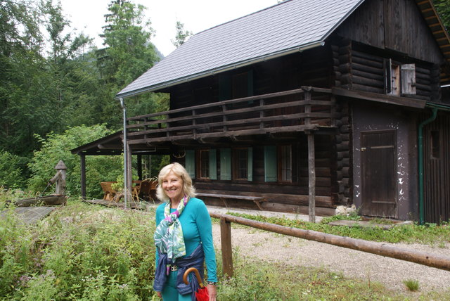Gertraud Weghuber vor dem Jagdhaus, in dem übrigens auch Kronprinz Franz Ferdinand übernachtet hat.