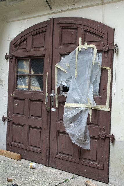 Plastik statt Glas: eine kaputte Tür im Innenhof.