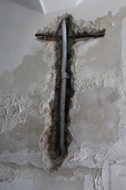 Offene Leitungen als Gefahrenquelle im Haus.