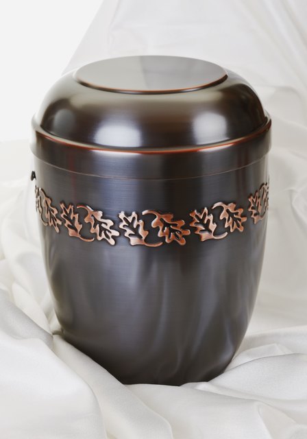 Das Verstreuen der Asche aus der Urne ist in Österreich verboten. Laut dem Leichenbestattungsgesetz gilt der Friedhofszwang. | Foto: RMA/Archiv