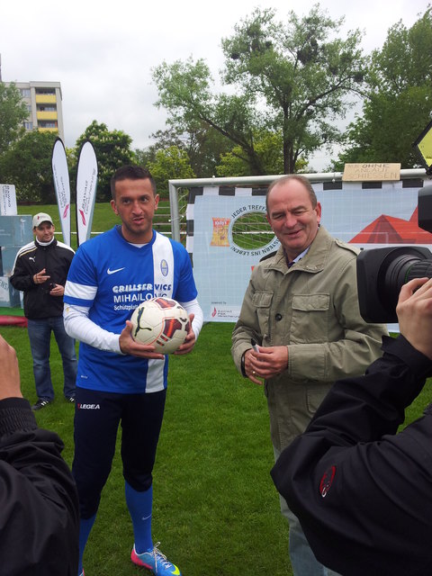 Herbert Prohaska beim Ankick in seiner Ex-Heimat am Ostbahn XI Platz.