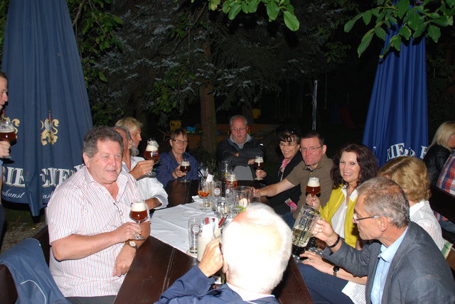 Im Wirtschaftsbund wird genussvoll Bier verkostet und angeregt geplaudert. | Foto: ÖVP Ried