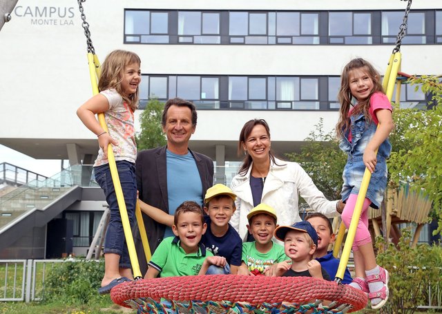 Schulterschluss zwischen Bund und Land: Stadtrat Christian Oxonitsch und Familienministerin Sophie Karmasin präsentierten am Campus Monte Laa die Eckpunkte der Wiener Kindergartenoffensive. | Foto: Votava / PID