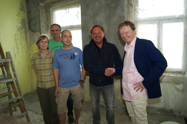 Handschlag: bz-Immoexperte Nemeth, Hans Lindner (Wienwert) mit dem Ehepaar Zdziarska (l.) und Nachbar Lueskandl. | Foto: Hörtenhuber