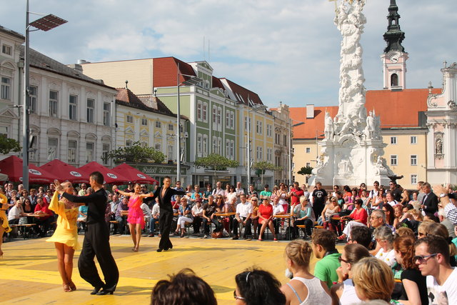 Die Tanzpaare zeigen auf dem St. Pöltner Rathausplatz ihr Können. | Foto: privat