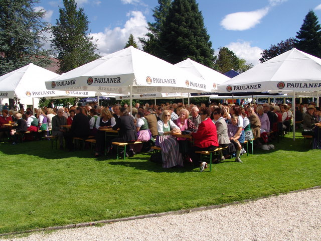 Zahlreiche Besucher wohnten dem dritten Lindenkirtag auf Schloss Pichlarn bei. | Foto: Schloss Pichlarn