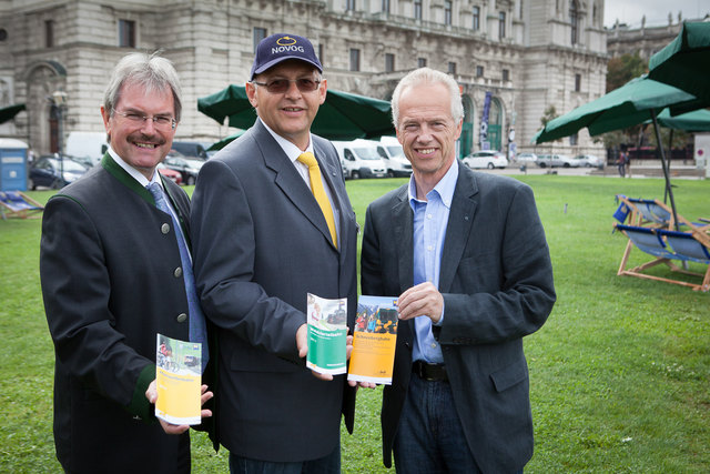 Verkehrslandesrat Karl Wilfing und NÖVOG Geschäftsführer Gerhard Stindl beim NÖVOG-Stand auf der Waldviertel Pur 2013. Im Bild mit Herbert Frantes (Dienststellenleiter Waldviertelbahn) © NÖVOG/citronenrot
